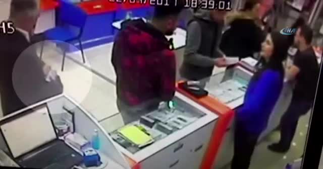 Kaşla göz arasında 3 bin liralık telefonu çaldı