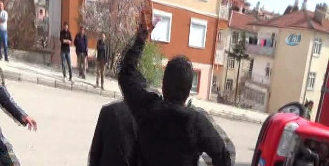 Kazayı oğlunun arkadaşının yaptığını öğrenen baba çılgına döndü