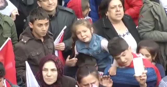 Kılıçdaroğlu'nu dinleyen küçük kız sosyal medyayı salladı!