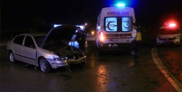 Kontrolden çıkan otomobil ağaçlara çarparak durabildi