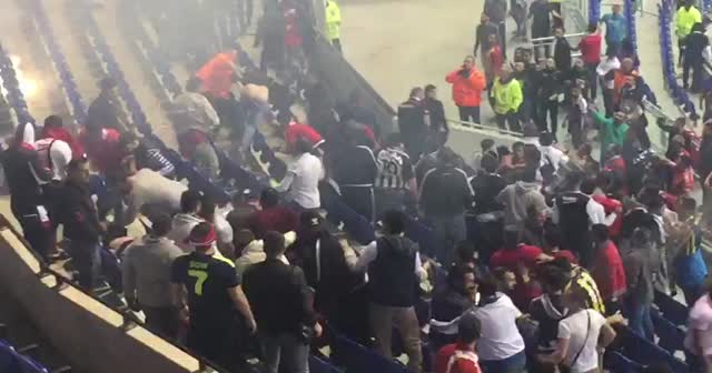 Lyon'da olaylar durulmuyor! Binlerce kişi sahaya daldı!