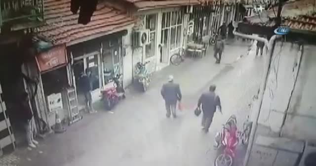 Manisa sallandı... Panik anı kamerada!