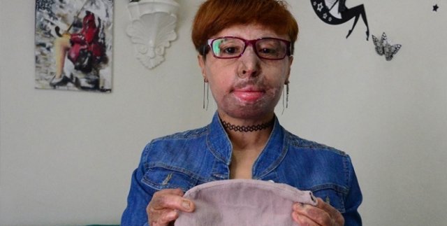 Maskeli kadın maskesini çıkardı