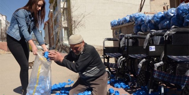 Mavi kapak toplayan dede torun, 88. tekerlekli sandalye aldı