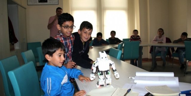 Mekik çekip, zeybek oynayan robotlar