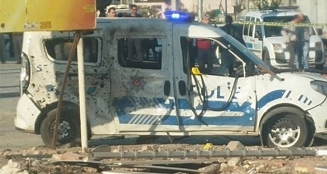 Mersin'de polis aracına bombalı saldırı: 2 yaralı