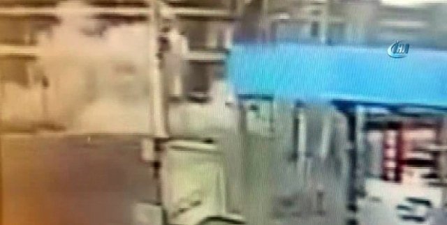Mersin'deki polis aracına bombalı saldırı kamerada