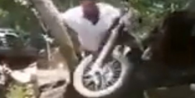 Motosikletiyle hava atmak isterken...