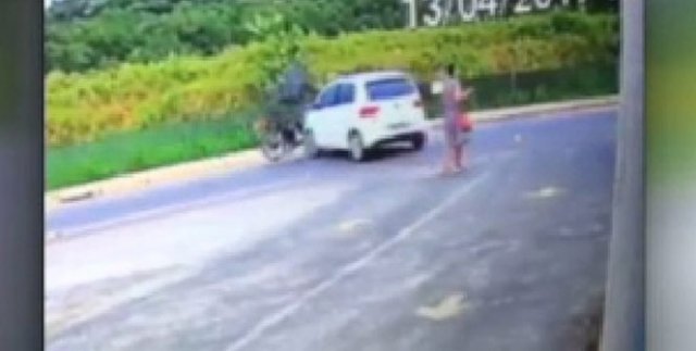 Motosikletli metrelerce havalandı