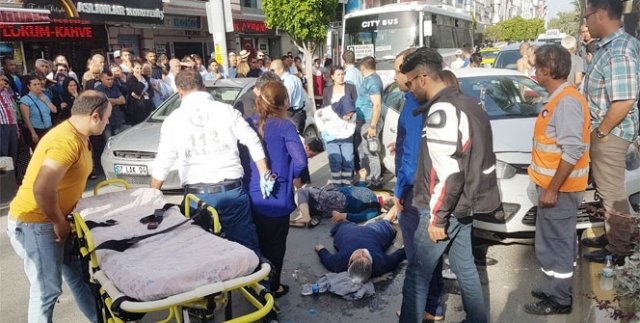 Otomobil yayalara çarptı: 2 kadın yaralandı