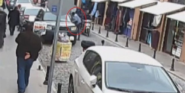 Otomobilden 15 bin liralık tespih çaldı