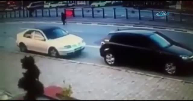 Otomobil çocuğa böyle çaprtı