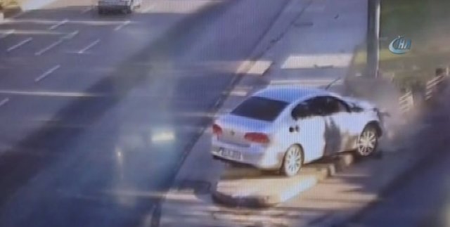 Otomobilin bariyerlere ok gibi saplanma anı kamerada