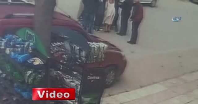 Otomobilin genç kıza çarptığı an kamerada
