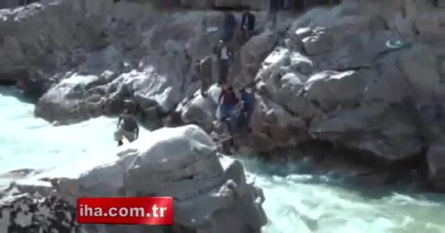 Pancar toplamak için hayatlarını riske atıyorlar
