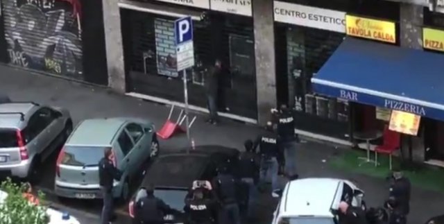 Polis bıçaklı şahsıvurdu