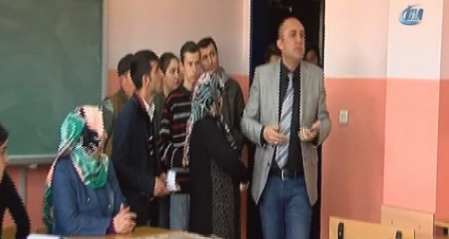 Sandık başkanından İHA ekibine engel