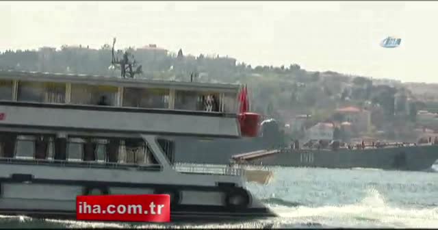 Savaş gemisi İstanbul Boğazı'ndan geçti
