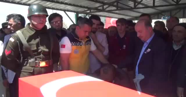 Şehit babalarını asker üniformasıyla uğurladılar