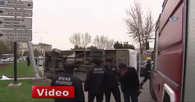 Sivas'ta askeri midibüs devrildi