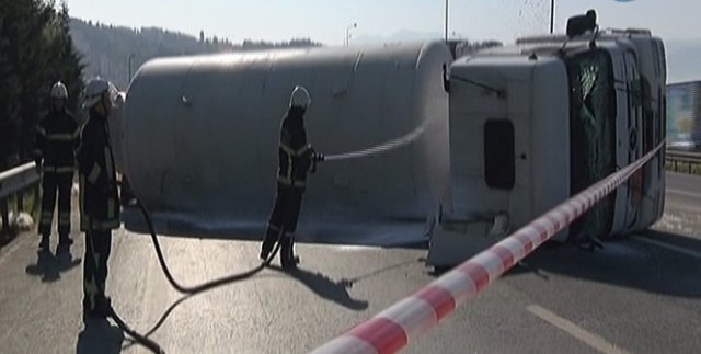 Sıvı oksijen yüklü tır devrildi: 1 yaralı