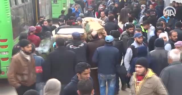 Suriye rejiminin kuşattığı Vaer'den tahliyeler devam ediyor