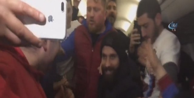 Taraftardan Olcay Şahan’a uçakta sürpriz