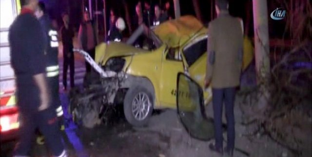 Ticari taksi direğe çarptı: 2’si ağır 4 yaralı
