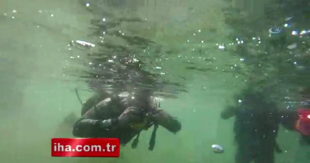 Ünlü sanatçı Ata Demirer deniz dibinde çöp topladı