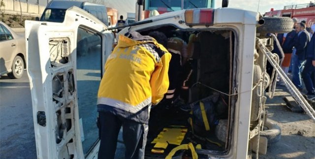 Yaralı sürücüye bagajdan girerek müdahale ettiler