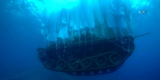 45 tonluk tank, deniz dibine indirildi