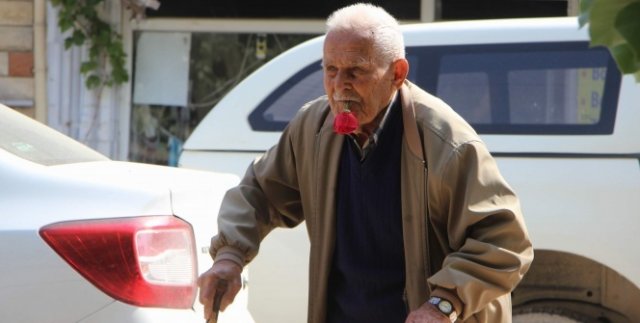 59 yıldır ağzında gülle dolaşıyor