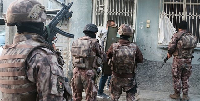 Adana'da aranan şahıslara özel harekatlı baskın
