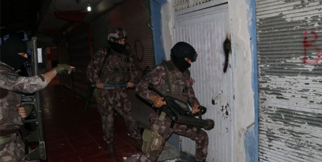 Adana’da uyuşturucu tacirlerine koçbaşlı darbe: 15 gözaltı