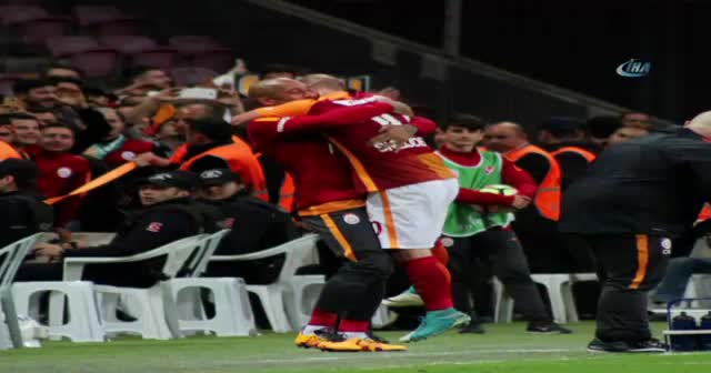 Aslan üçüncülük aşkına