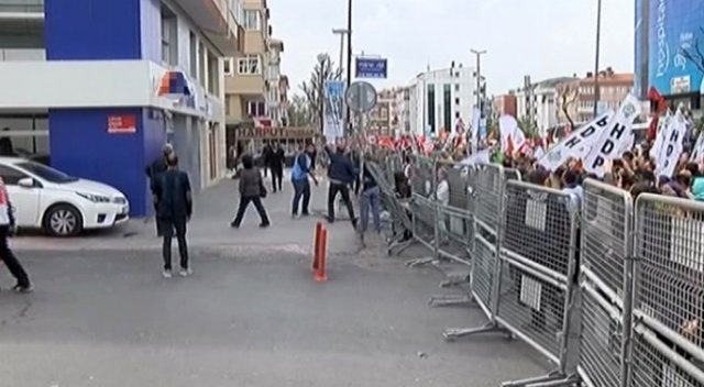 Bariyerleri yıkmaya çalışan grup havaya ateş açılarak dağıtıldı