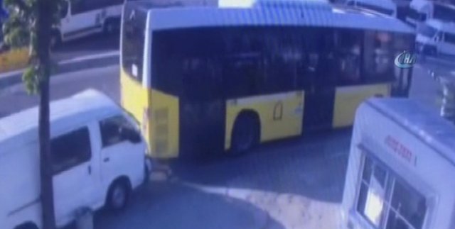 Beyoğlu’nda kontrolden çıkan araç İETT otobüsüne böyle çarptı