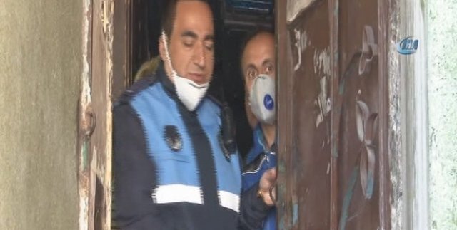 Beyoğlu'nda kötü koku yayan eve giren zabıta şaşkına döndü