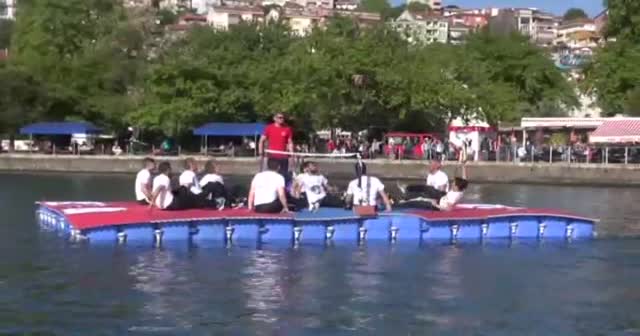 Deniz üzerinde voleybol maçı