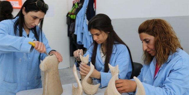 Diyarbakırlı kızlar çamura şekil veriyor