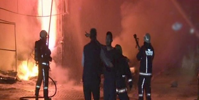Doğalgaz kutusunda meydana gelen yangın bütün apartmanı sokağa döktü