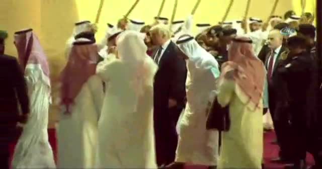 Donald Trump’tan kılıç dansı