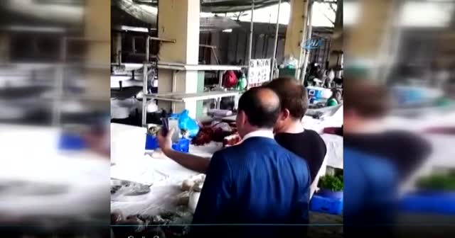 Edirne Belediye Başkanı'na yumurta atıp yumrukladılar