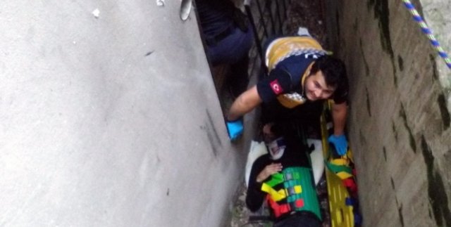 Elektrik tellerine düşen halı alev aldı