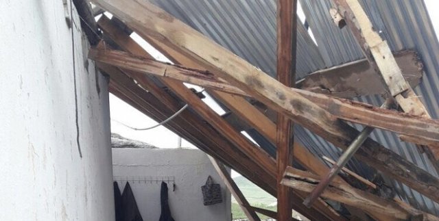 Erzurum'da şiddetli fırtına evleri yıktı