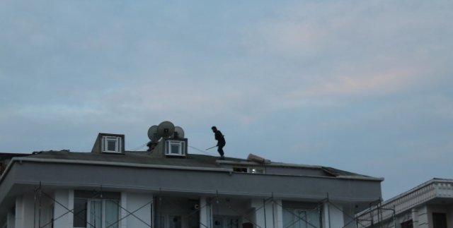Esenyurt’ta akli dengesi bozuk şahıs polisi alarma geçirdi