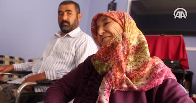 Felçli oğluna 25 yıldır bebek gibi bakıyor