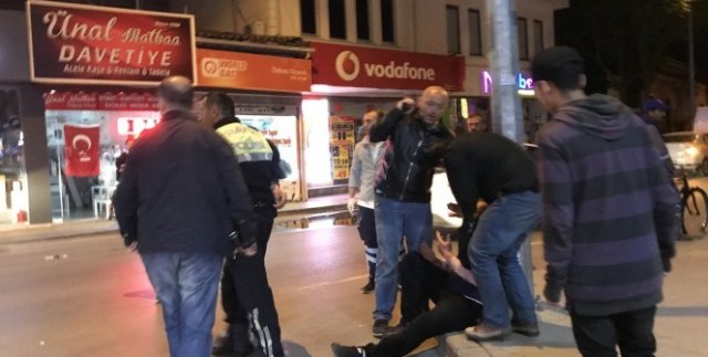 Havaya rastgele ateş eden bir şahsı esnaf bıçak ve silahla kovaladı
