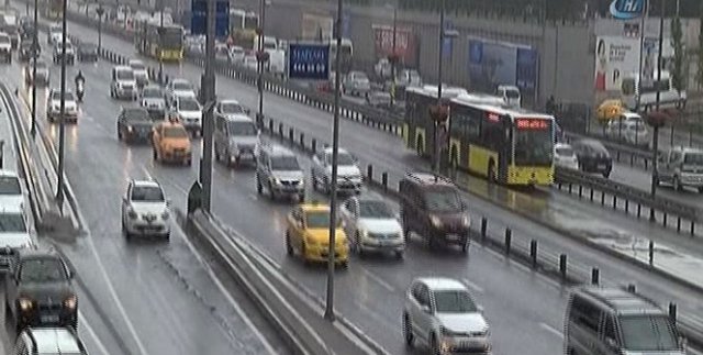 İstanbul'da sağanak yağış etkili oluyor
