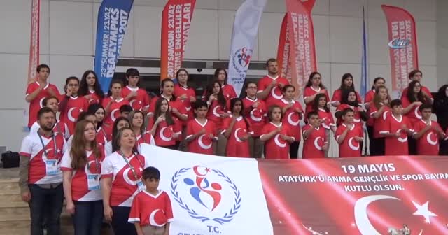 İstiklal Marşı'nı işaret diliyle söylediler